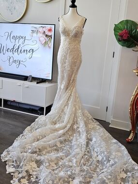 Elegant Lace Mermaid Wedding Dress in Ivory (Brand NEW)